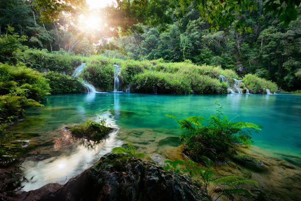 پارک ملی آبشار در گواتمالا semuc champey در غروب آفتاب