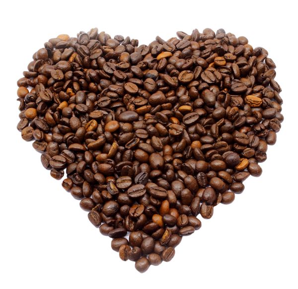 قلب دانه های قهوه در پس زمینه سفید
