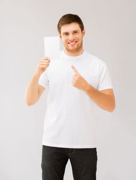 تصویر مردی که به کاغذ سفید سفید اشاره می کند