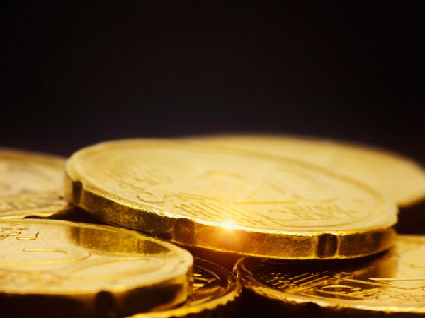 سکه های طلا ماکرو روی مشکی