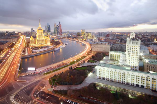 ukraine el رودخانه Moskva و ساختمان دولت روسیه در شب در مسکو روسیه