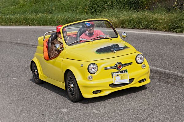 بورگو ریولا را ایتالیا - 1 مه خدمه ناشناس سوار بر یک خودروی تیونینگ شده زرد رنگ فیات 500 آث رودستر در رالی برای خودروهای قدیمی raduno colline di cristallo در 1 مه 2013 در بورگو ریولا رادیو ایتالیا