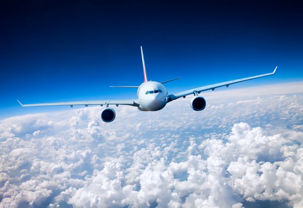 هواپیمای مسافربری در حال پرواز در ابرها
