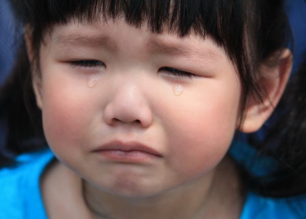 بچه آسیایی در حال گریه کردن