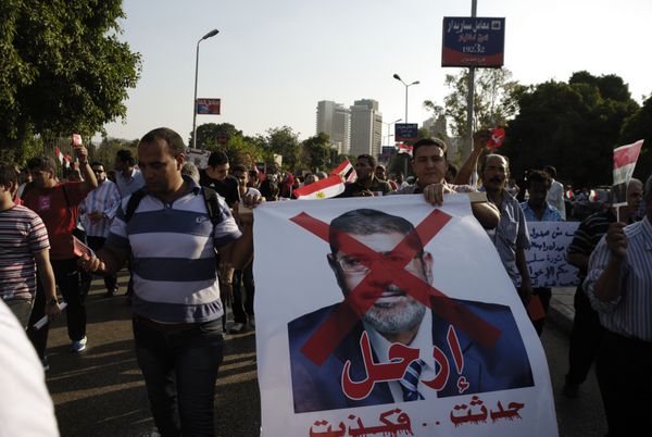 قاهره - 30 ژوئن معترضان مرسی ضد اخوان المسلمین در خیابان التحریر عکسی از رئیس جمهور محمد مرسی با متنی در دست دارند که می گوید برو 30 ژوئن 2013 در قاهره مصر