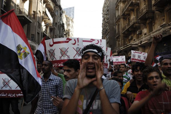 قاهره - 30 ژوئن معترضان ناشناس ضد اخوان المسلمین مرسی در میدان تحریر شعارهایی را برای استعفای مرسی در 30 ژوئن 2013 در قاهره مصر سر می دهند