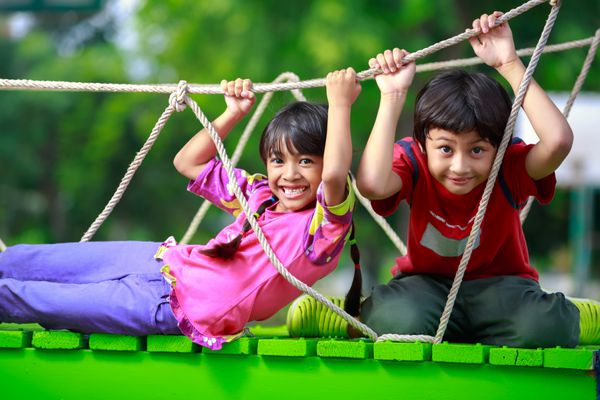 کودک آسیایی شاد با هم در زمین بازی