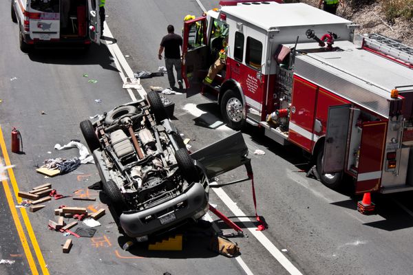 مونتری کالیفرنیا - 29 ژوئن صحنه یک تصادف رانندگی در 29 ژوئن 2013 شامل یک وسیله نقلیه ورزشی واژگون شده است