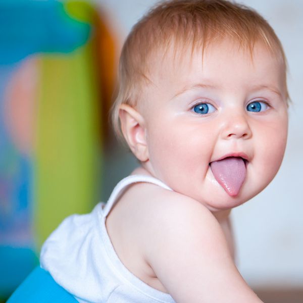 کودک نوپا ناز زبان را نشان می دهد