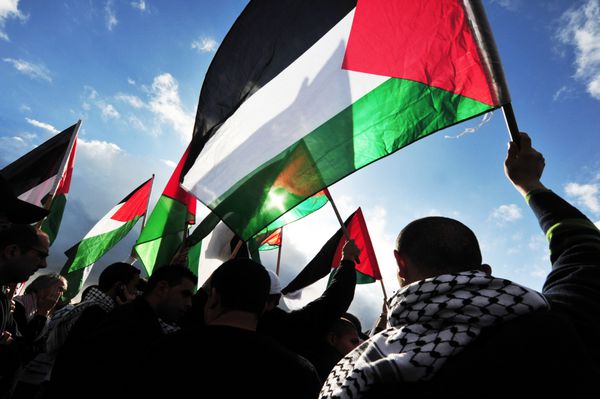 Erez crossing-dec 31 فلسطینیان پرچم فلسطین را در 31 دسامبر 2009 حمل می کنند در آوریل 2013 132 68 4 از 193 کشور عضو ملل متحد کشور فلسطین را به رسمیت شناخته اند