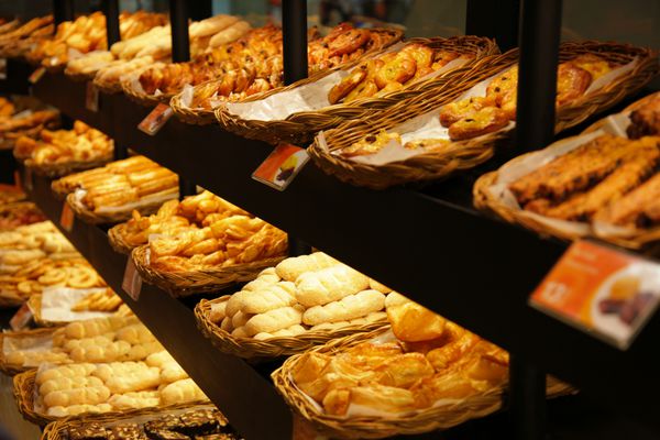 انواع نان در قفسه در مغازه نانوایی