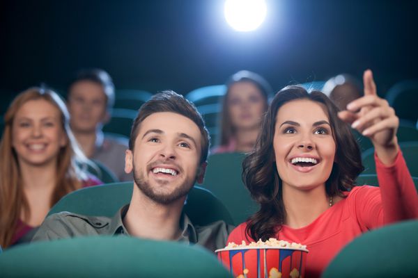 زوج خوشبخت در سینما زوج جوان شاد در حال تماشای فیلم در سینما