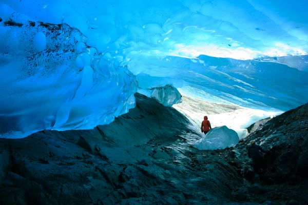 کاوشگر درون غار یخی یخچال مندنهال جونو آلاسکا ایالات متحده آمریکا
