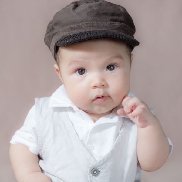 پسر بچه 5 ماهه بامزه آسیایی که لباس پوشیده کلاه به سر دارد و بامزه درست می کند بخشی از مجموعه ای از تصاویر با فرمت مربع با عبارات مختلف