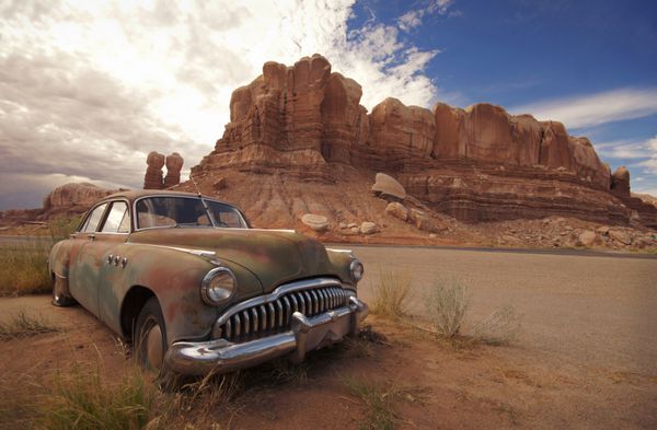 ماشین قدیمی بیابان که در صحرا زنگ می زند
