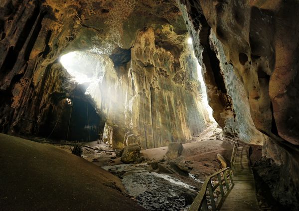 یکی از زیباترین غارهای بورنئو گومانتونگ که در میان سوسک ها و خفاش های زیادی زندگی می کنند مالزی