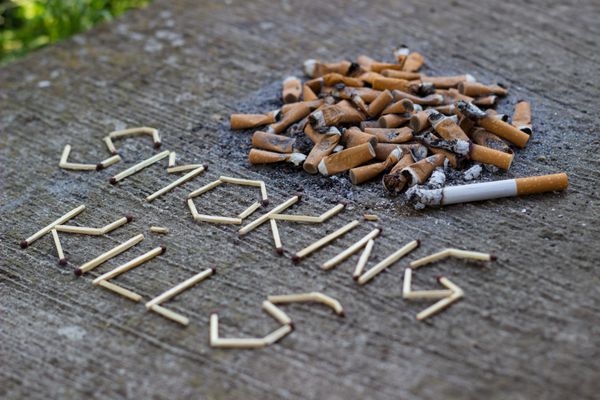 سیگار کشیدن می کشد استعمال دخانیات و استعمال دخانیات اعتیادهای بسیار خطرناکی هستند که معمولاً باعث انواع بیماری ها سرطان و مرگ می شوند