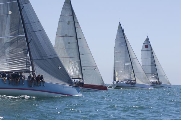 نمایی از چهار قایق بادبانی در حال رقابت در رویداد قایقرانی تیمی