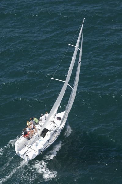 نمای مرتفع یک قایق تفریحی در حال رقابت در رویداد قایقرانی تیمی
