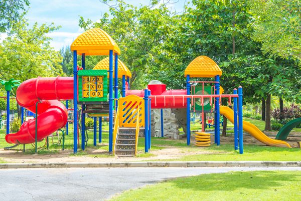 زمین بازی کودکان در پارک عمومی