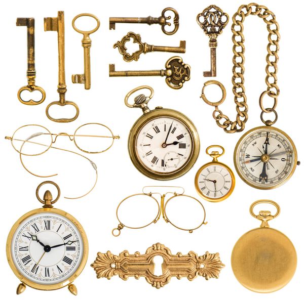 مجموعه ای از لوازم جانبی طلایی قدیمی کلیدهای عتیقه ساعت قطب نما عینک های جدا شده در پس زمینه سفید