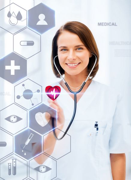 مفهوم مراقبت های بهداشتی پزشکی و فناوری آینده - پزشک زن با گوشی پزشکی و صفحه نمایش مجازی
