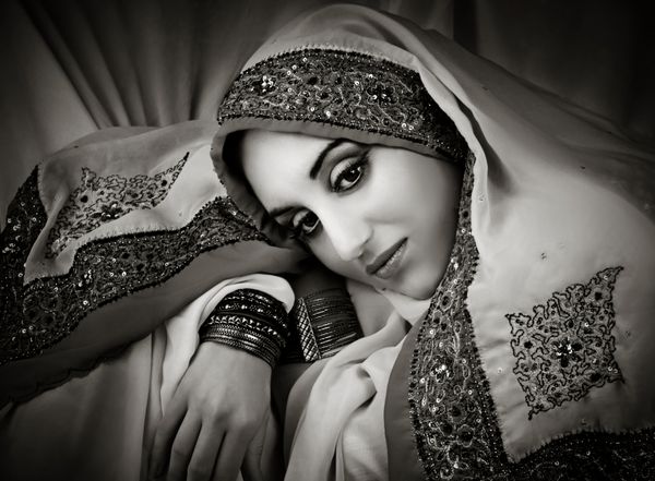 پرتره زن جوان زیبا با لباس سنتی هندی سیاه و سفید