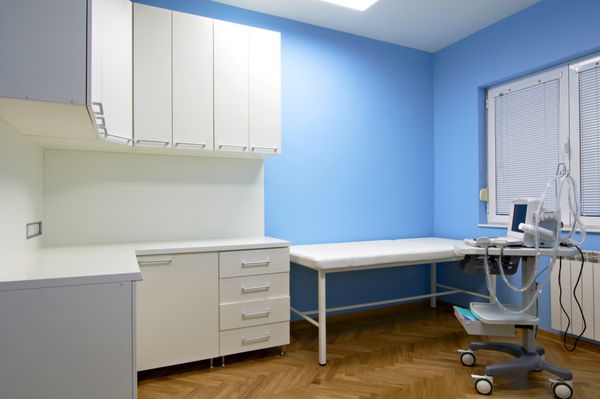فضای داخلی اتاق مشاوره پزشک با تجهیزات تشخیصی سونوگرافی پزشکی
