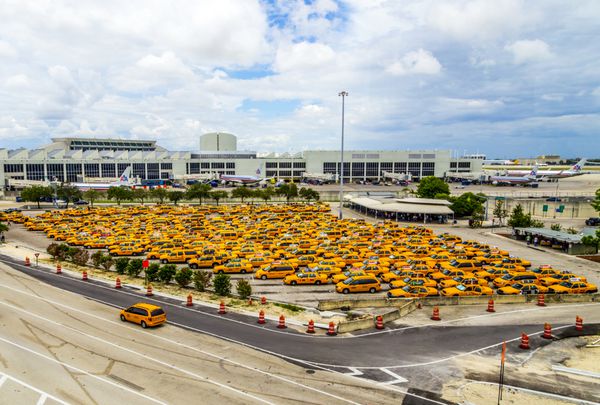 میامی ایالات متحده آمریکا - 7 آگوست فرودگاه بین المللی میامی در 7 آگوست 2013 در میامی ایالات متحده آمریکا بسیاری از تاکسی ها منتظر مسافران هستند آنها برای خدمات رسانی به فرودگاه به مجوز ویژه نیاز دارند