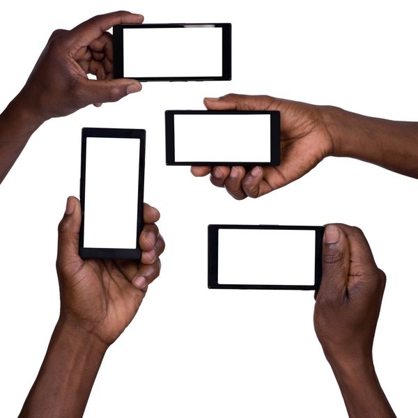 دست در دست گرفتن تلفن هوشمند همراه با صفحه نمایش خالی جدا شده روی سفید