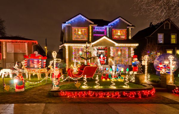 خانه تزئین شده و نورپردازی شده برای کریسمس و برای شب سال نو شب در ونکوور کانادا
