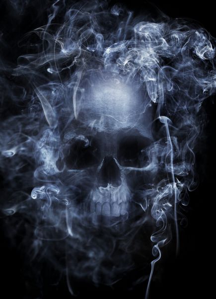 مونتاژ جمجمه انسان که توسط دود سیگار احاطه شده است
