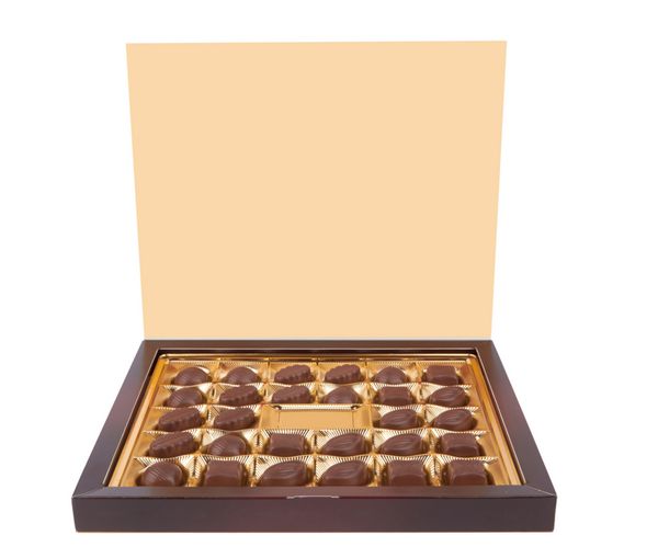 جعبه ای با شکلات های جدا شده در پس زمینه سفید