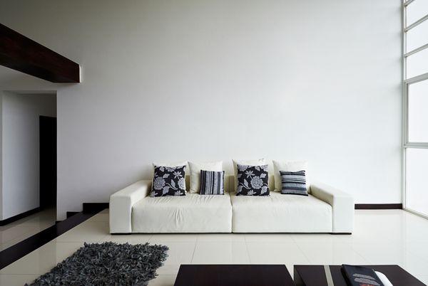 سری طراحی داخلی اتاق نشیمن مدرن با دیوار سفید خالی بزرگ