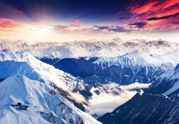 منظره زمستانی فوق العاده عصر آسمان ابری رنگارنگ اتریش اروپا دنیای زیبایی