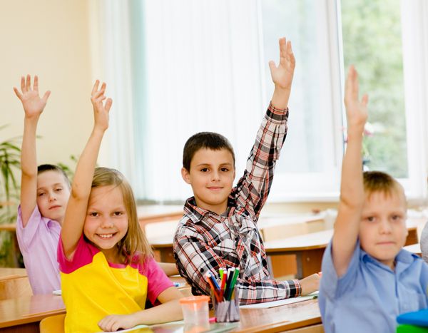 کودکانی که با دانستن پاسخ سوال دستان خود را بالا می برند