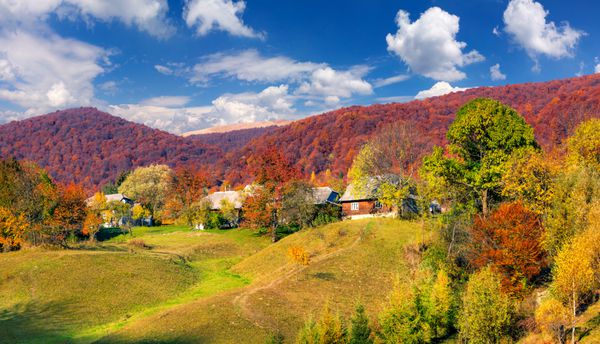 یک روز زیبای پاییزی در روستای کوهستانی