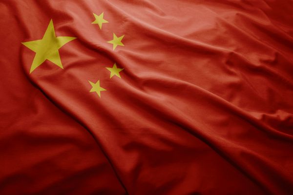 اهتزاز پرچم رنگارنگ چین