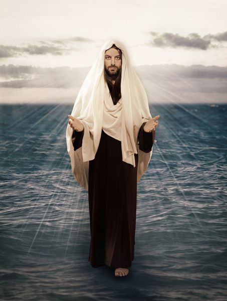 عیسی با نور پشت سرش روی آب راه می رود