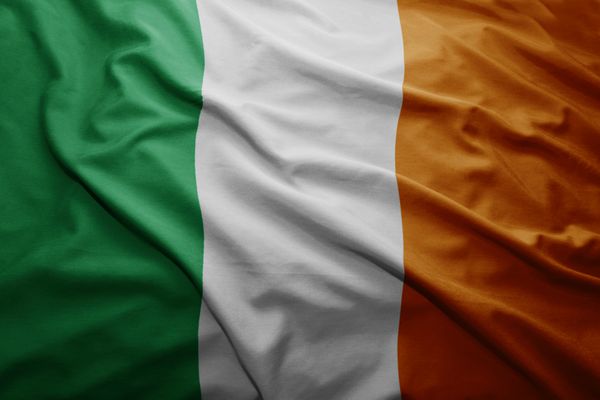 اهتزاز پرچم رنگارنگ ایرلند