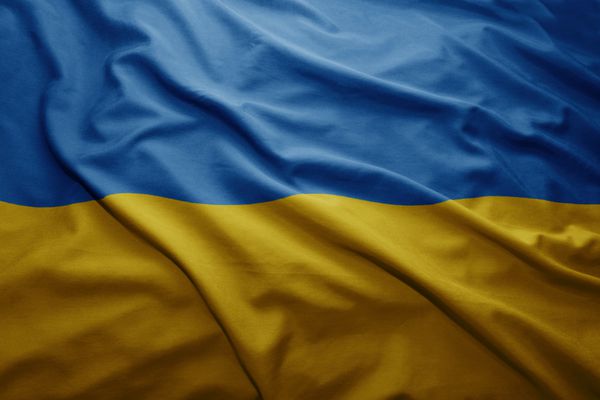 اهتزاز پرچم رنگارنگ اوکراین