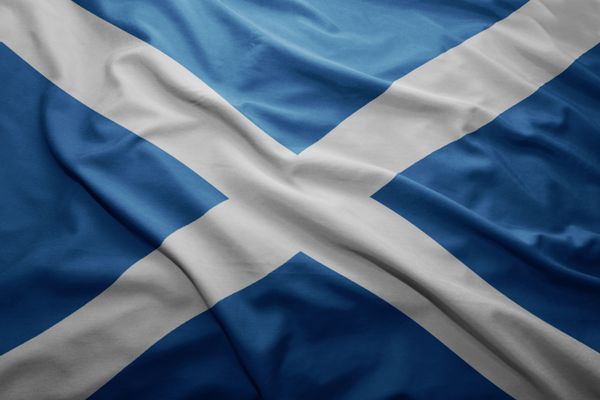 اهتزاز پرچم رنگارنگ اسکاتلند