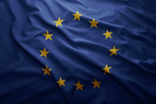 اهتزاز پرچم رنگارنگ اتحادیه اروپا