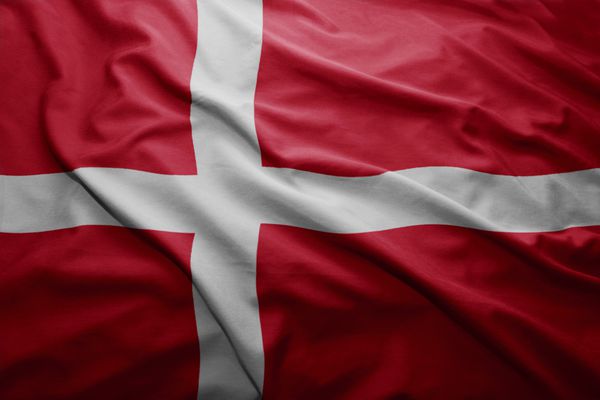 اهتزاز پرچم رنگارنگ دانمارک