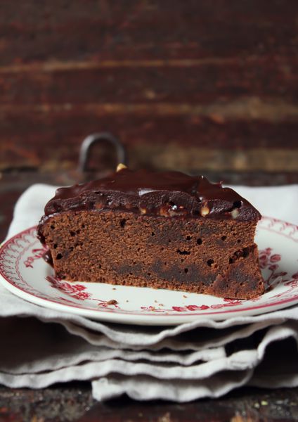 تکه کیک شکلاتی تلخ با فراستینگ شکلاتی گردو و مربای تمشک