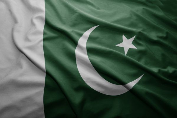 به اهتزاز درآوردن پرچم رنگارنگ پاکستان
