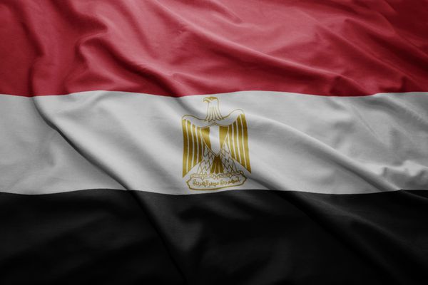 اهتزاز پرچم رنگارنگ مصر