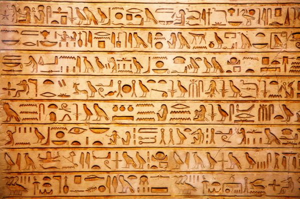 هیروگلیف های قدیمی مصر بر روی سنگ حک شده است