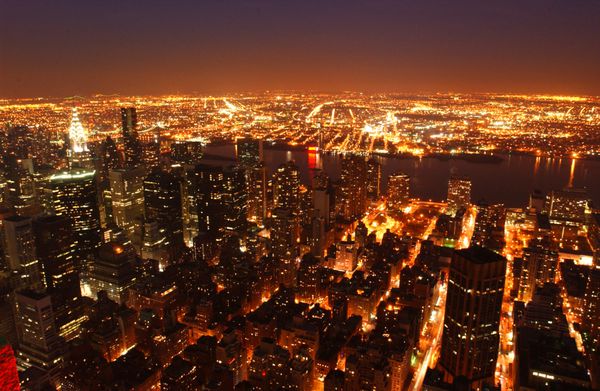 شهر نیویورک در شب نمایی از ساختمان امپراتوری