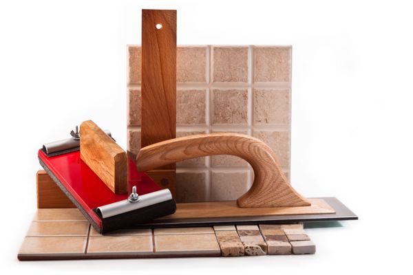 کاردک مربع چوبی وسیله ای برای بستن کاغذ سنباده کاشی و سرامیک در زمینه سفید